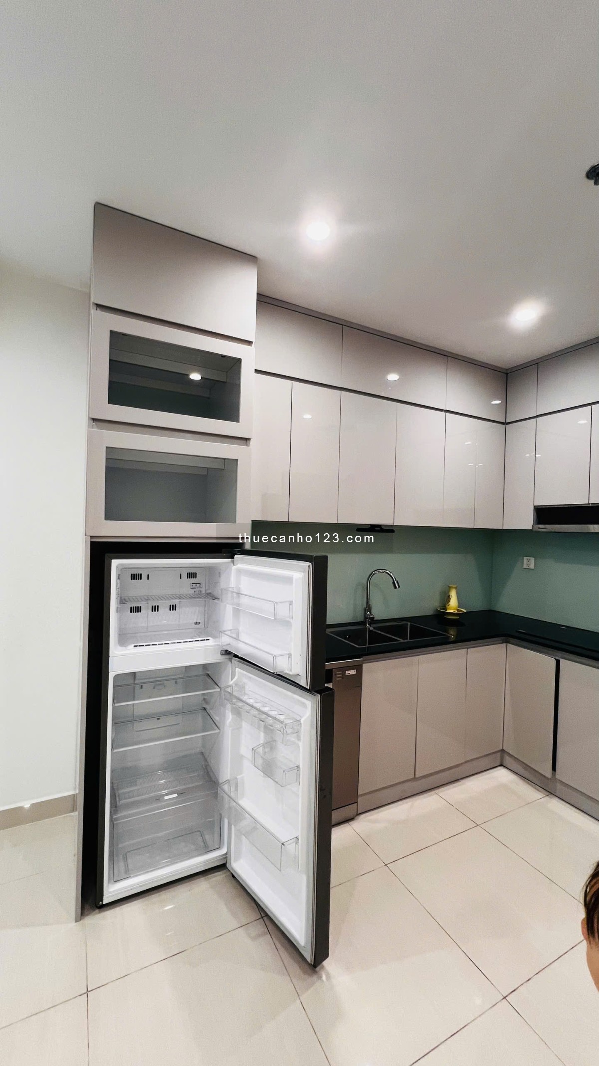 Cho thuê CC 2PN, 1VS, 55m2 tại S302, trung tâm Vinhomes Smart City, full đồ, gần trường học