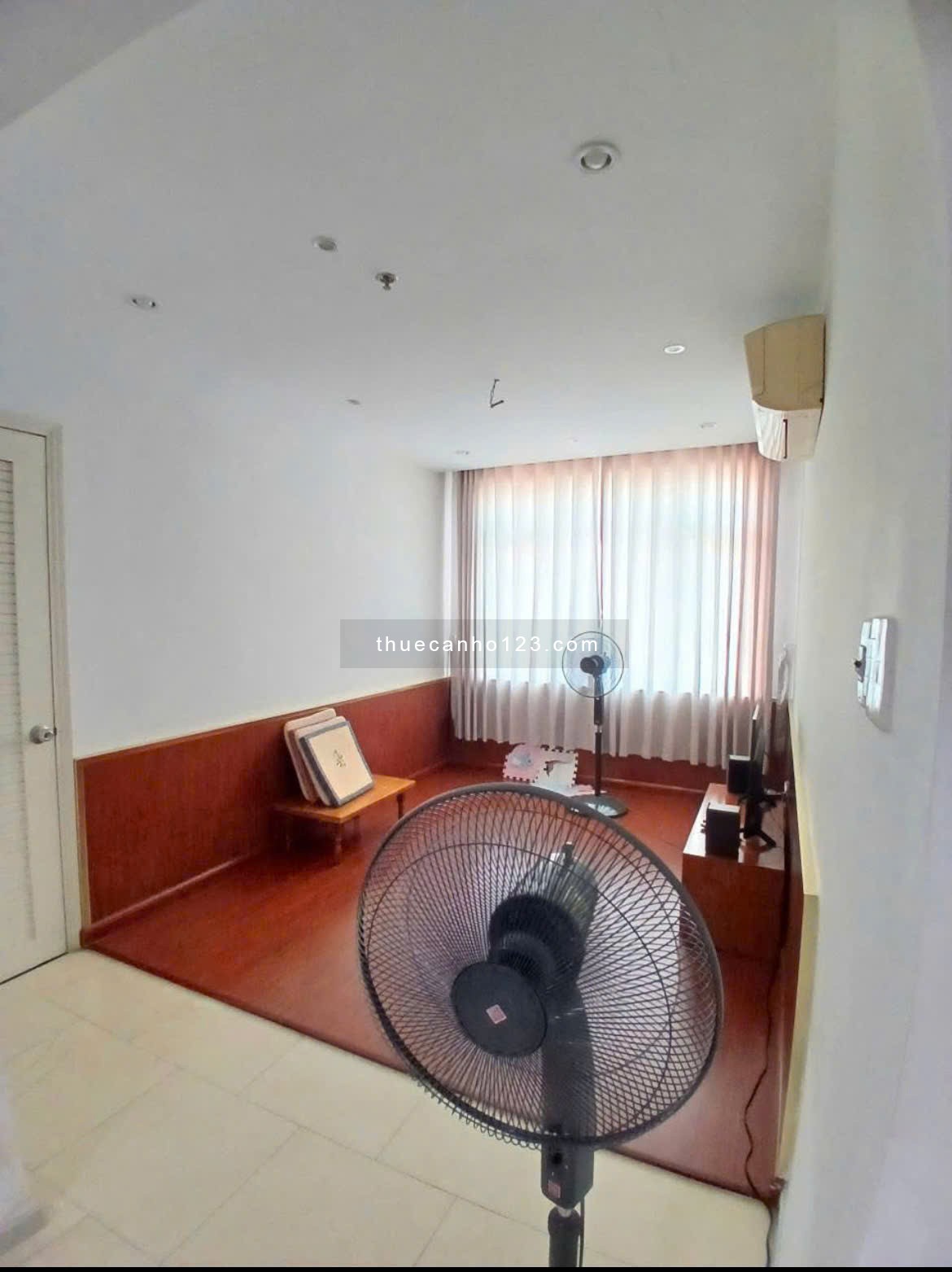 Chung cư 10A Trần Nhật Duật, Tân Định,Q1: 70m2, 2p ngủ, 12tr/th