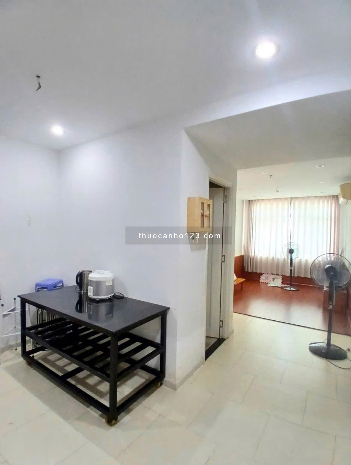 Chung cư 10A Trần Nhật Duật, Tân Định,Q1: 70m2, 2p ngủ, 12tr/th