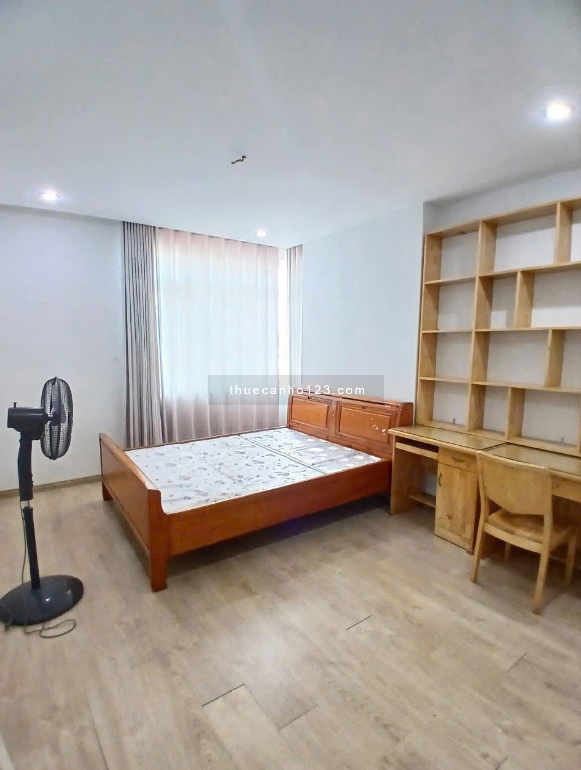 Chung cư 10A Trần Nhật Duật, Tân Định,Q1: 70m2, 2p ngủ, 12tr/th