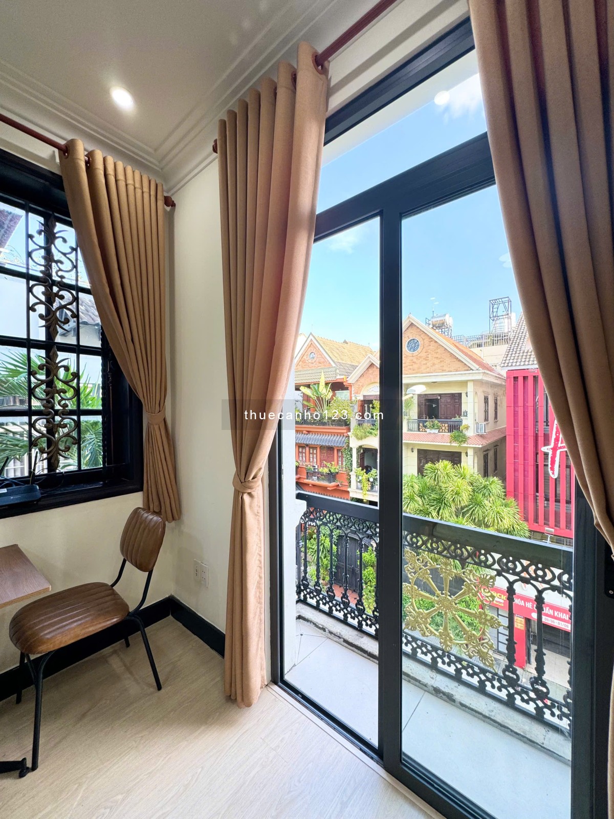 Căn hộ 1PN vách kính – Full nội thất – Ban công & cửa sổ thoáng mát.