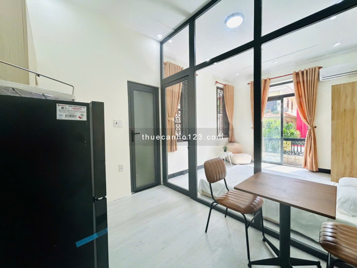 Căn hộ 1PN vách kính – Full nội thất – Ban công & cửa sổ thoáng mát.