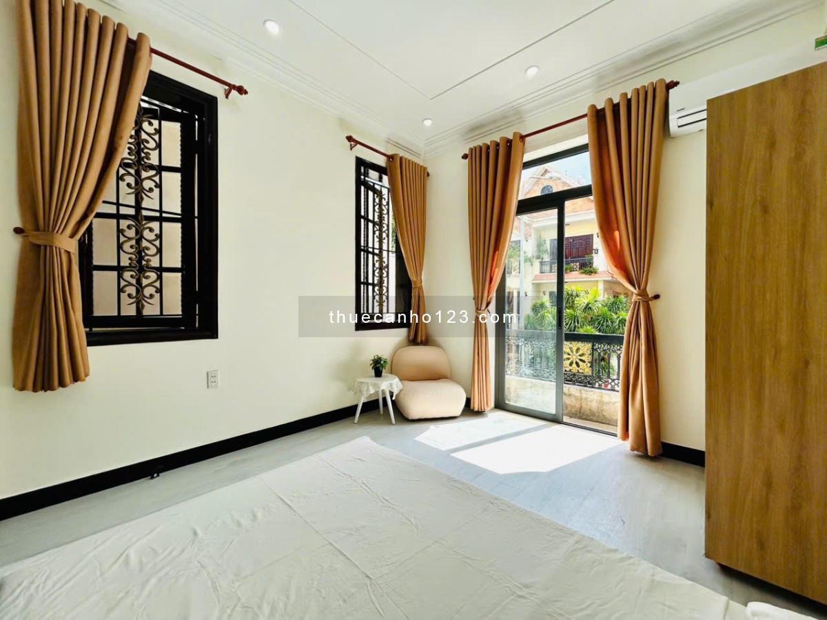 Căn hộ 1PN vách kính – Full nội thất – Ban công & cửa sổ thoáng mát.