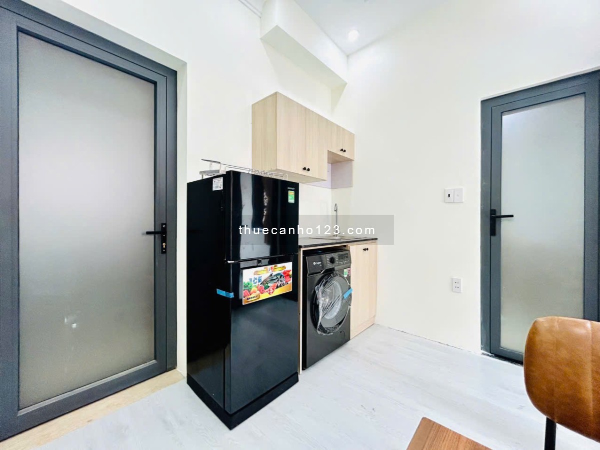 Căn hộ 1PN vách kính – Full nội thất – Ban công & cửa sổ thoáng mát.