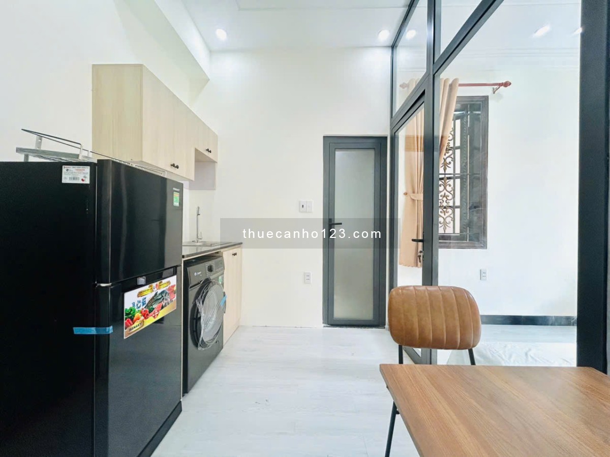 Căn hộ 1PN vách kính – Full nội thất – Ban công & cửa sổ thoáng mát.