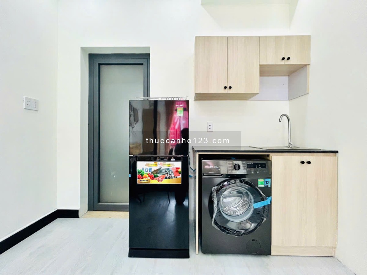 Căn hộ 1PN vách kính – Full nội thất – Ban công & cửa sổ thoáng mát.