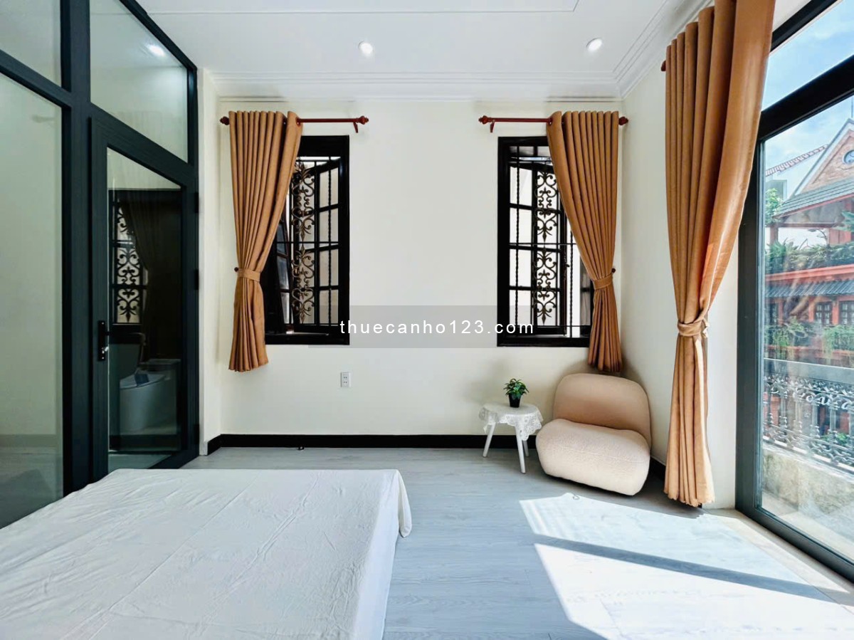 Căn hộ 1PN vách kính – Full nội thất – Ban công & cửa sổ thoáng mát.