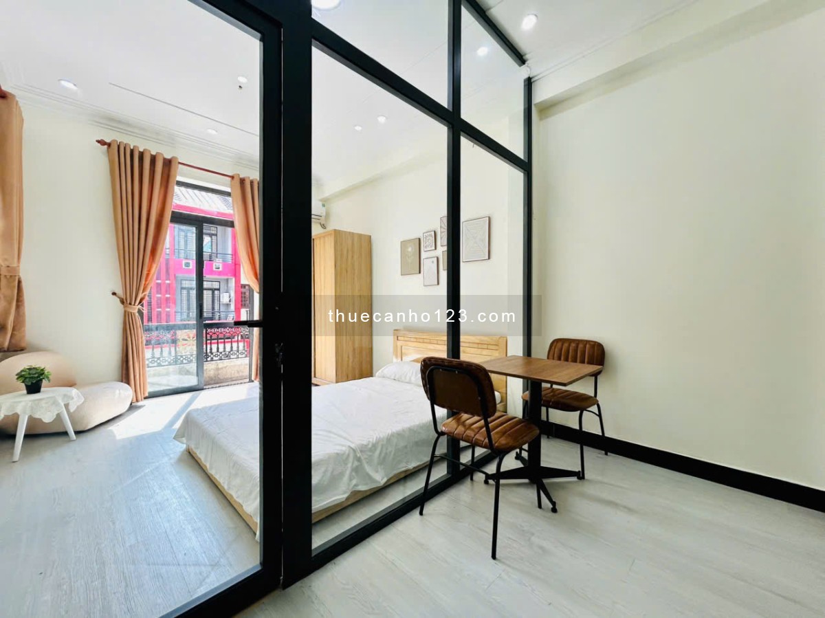 Căn hộ 1PN vách kính – Full nội thất – Ban công & cửa sổ thoáng mát.