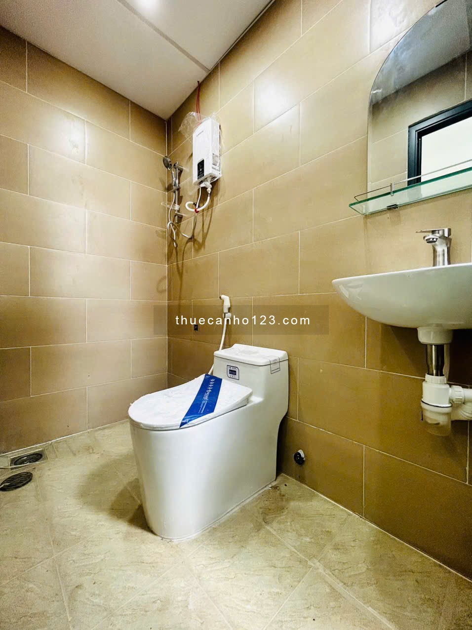 Căn hộ 1PN vách kính – Full nội thất – Ban công & cửa sổ thoáng mát.