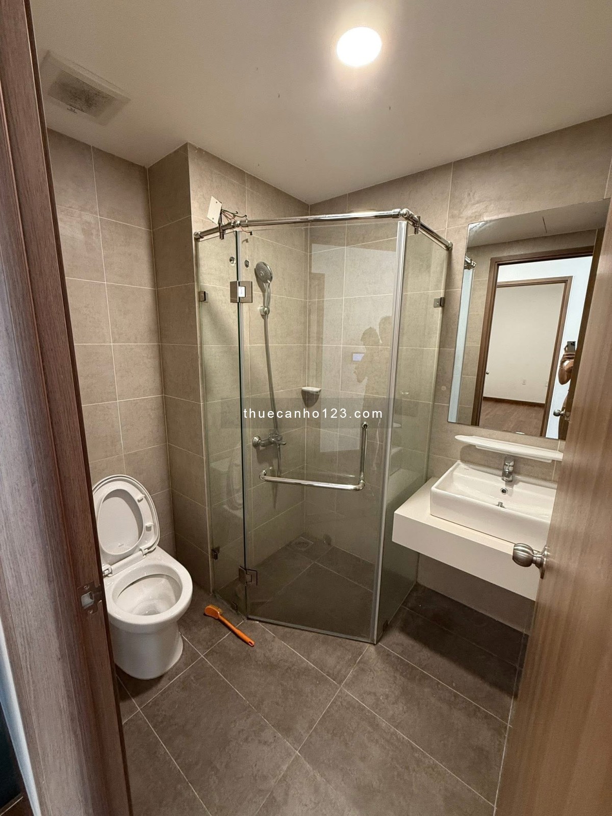 Cho thuê akari city 75M2 2pn 2wc chỉ 8tr ở ngay mặt tiền Võ Văn Kiệt