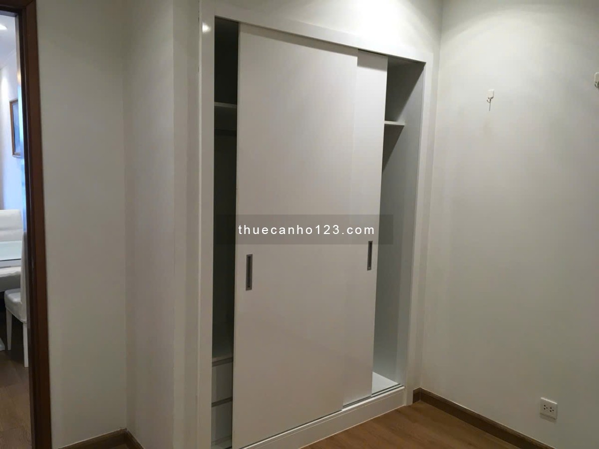 Cho thuê căn hộ Royal City tòa R6, 3PN2WC, 103m, hướng Đông Nam, 3PN sáng, giá chỉ 25tr/tháng
