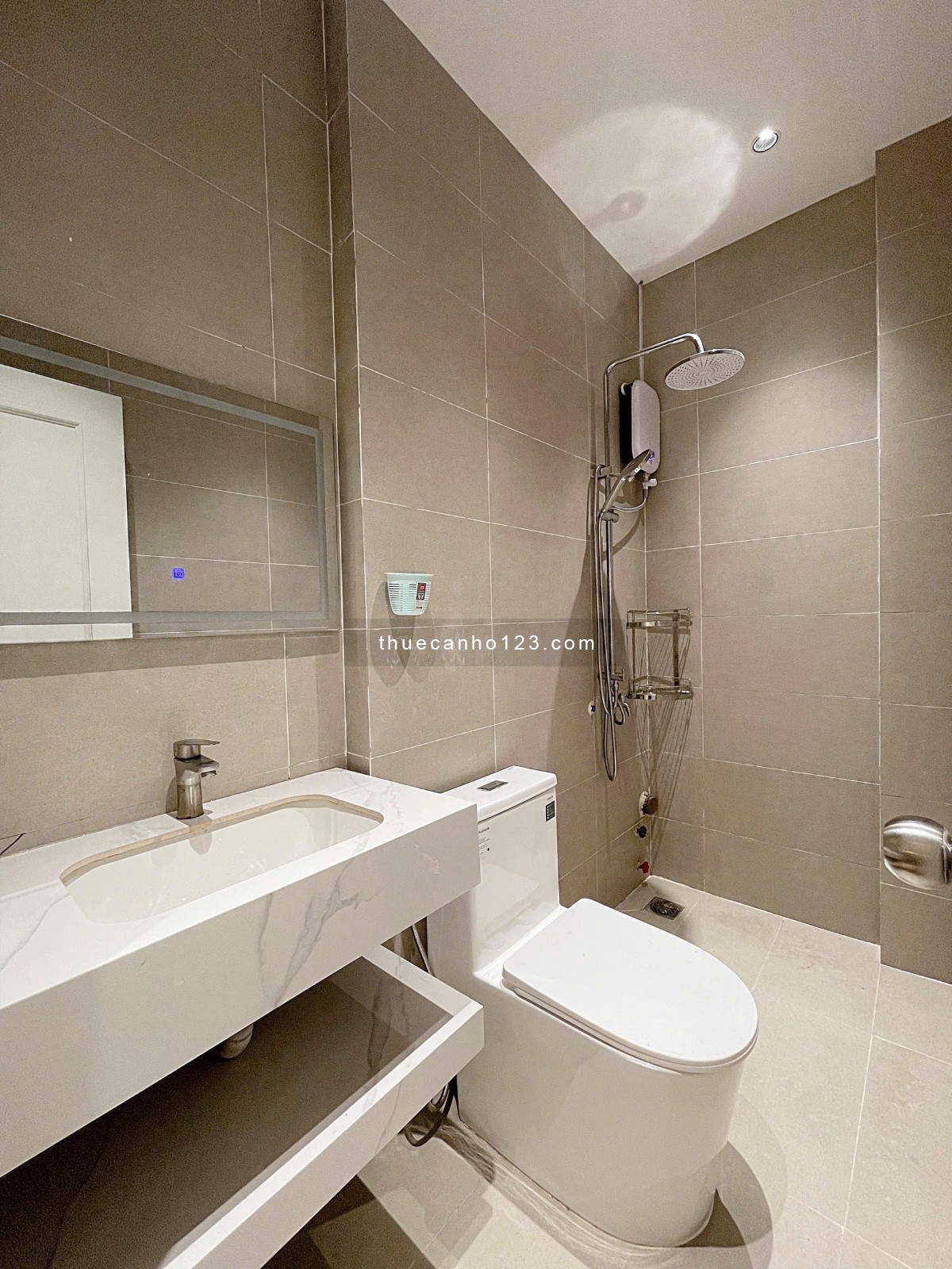 Căn Hộ 1PN Tách Bếp, Full Nội Thất mới 100%, Ban Công View Sông, ngay Trường Sa gần Điện Biên Phủ