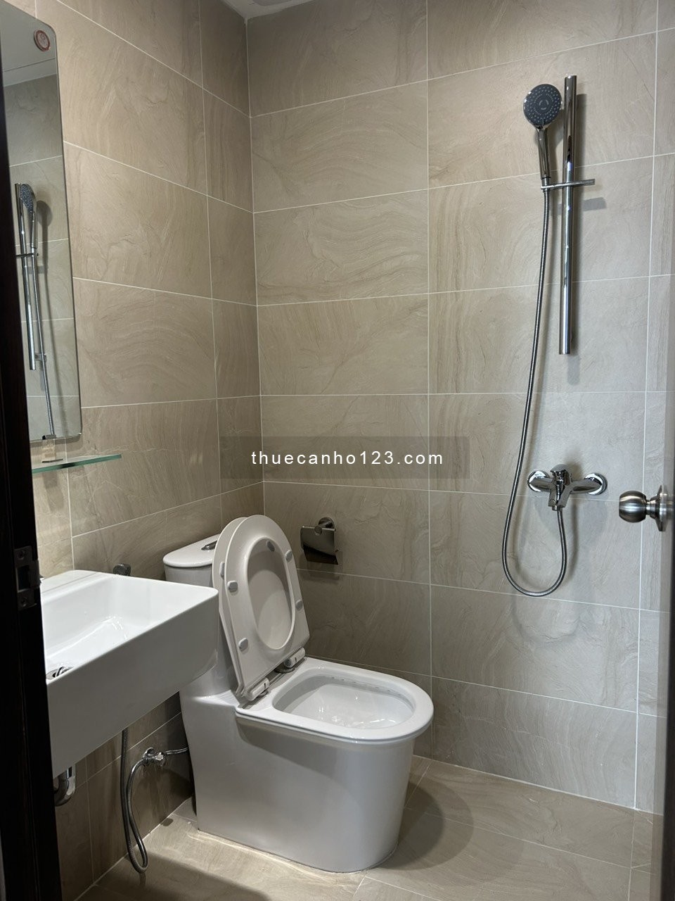 (GẤP) Vào ở ngay căn hộ 2PN + 2WC 5 triệu có bancon tại Opal Skyline Thuận An
