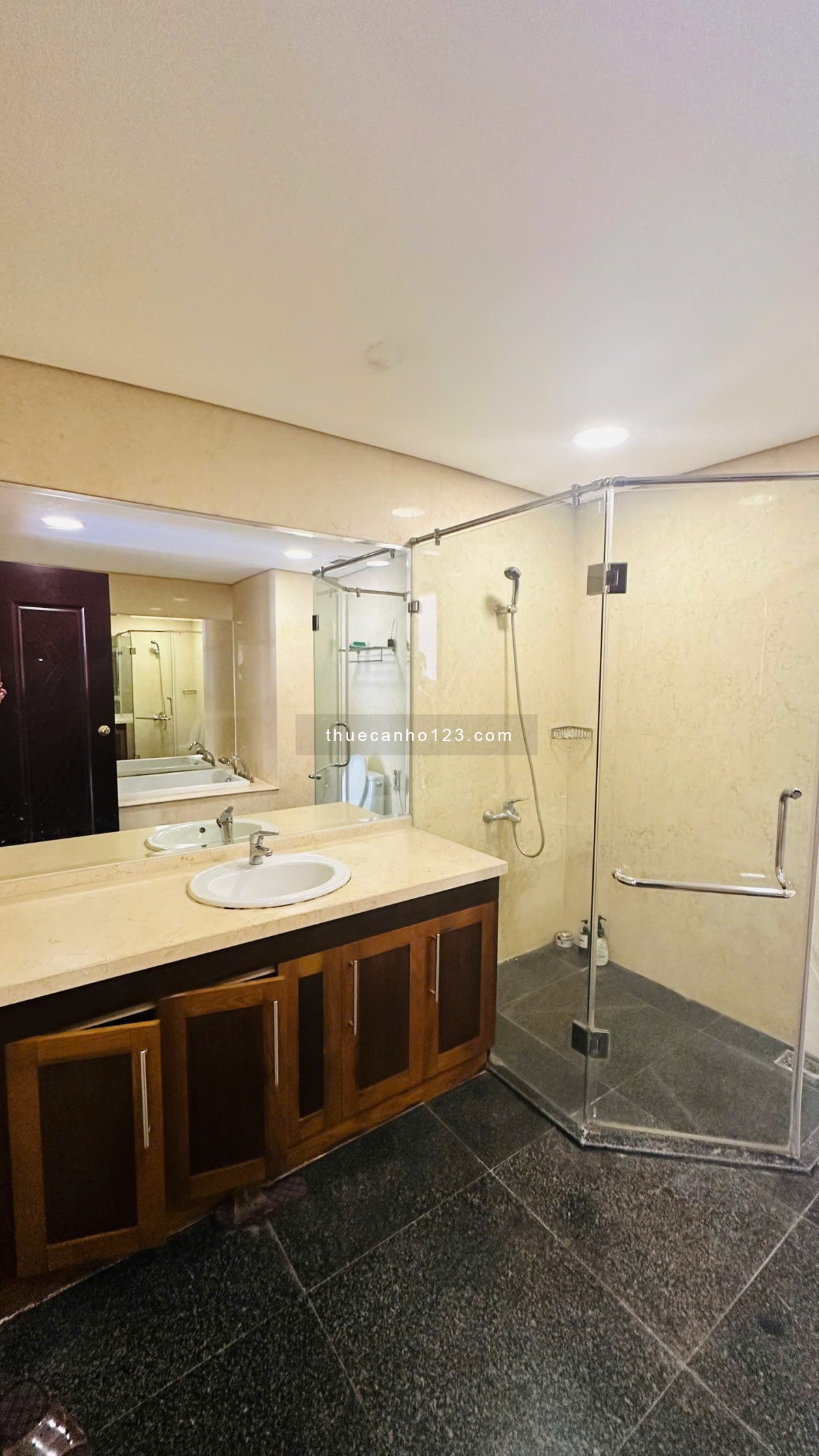 Cho thuê căn hộ Royal City tòa R5, 105m, 2PN2WC, ban công Đông Bắc, giá 17tr/tháng