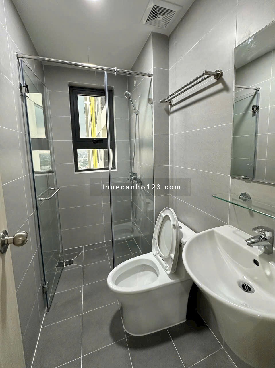Cho thuê 2PN2WC giá 8TR full nội thất cao cấp khu Trung Tâm Giáo Dục Quốc Gia - Kề Tram Ga metro