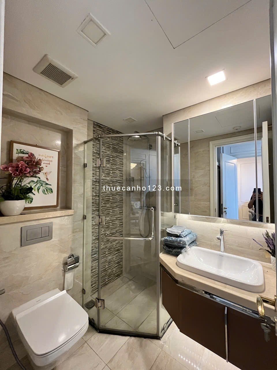 CẦN CHO THUÊ GẤP CĂN HỘ 2PN -2WC NỘI THẤT CAO CẤP GIÁ 30 TR/THÁNG TẠI VINHOMES BASON XEM NHÀ 24/7