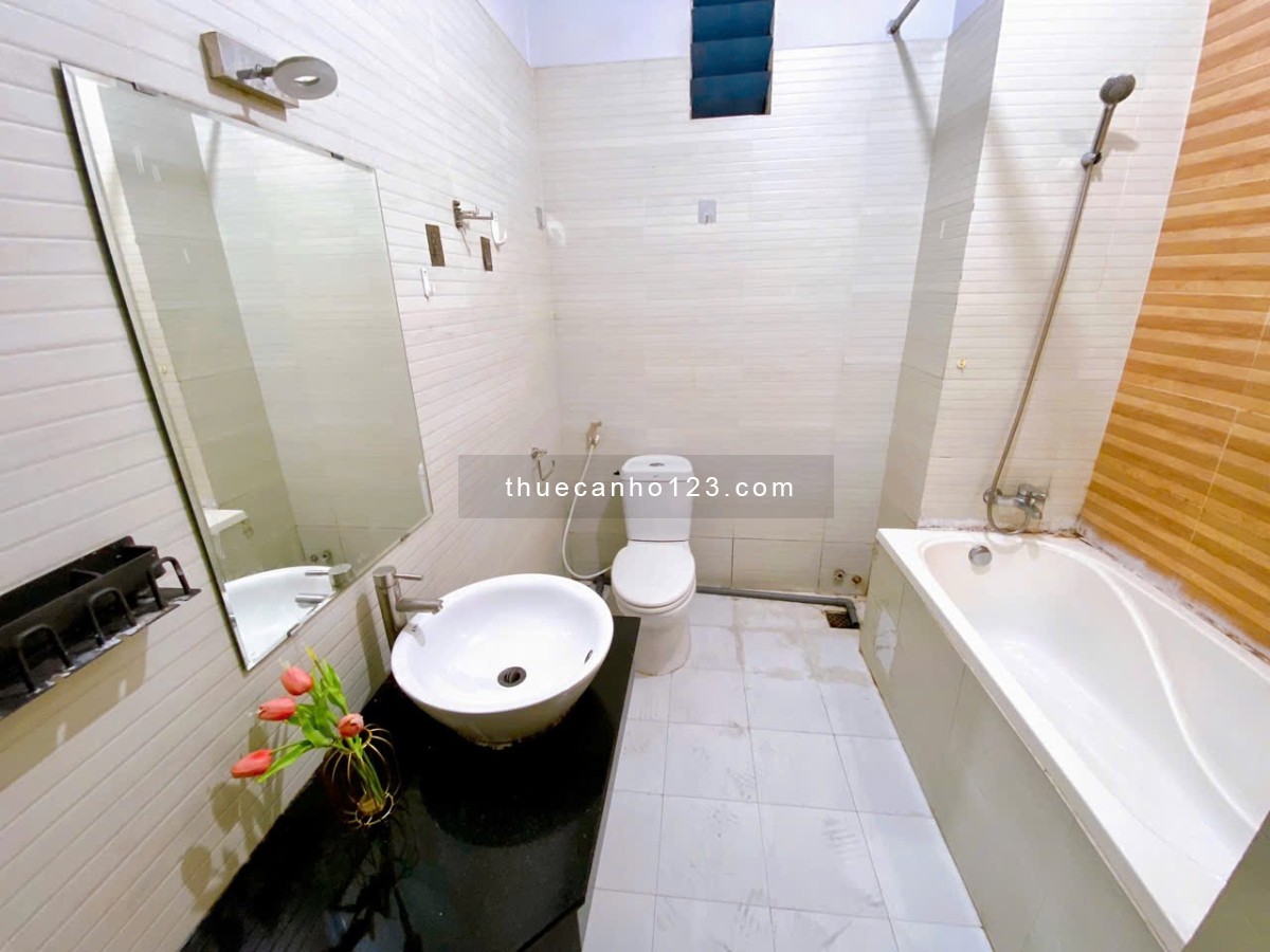 Hình thật giá thật Cho thuê căn hộ ban công, thang máy ngay tại trung tâm Quận 10