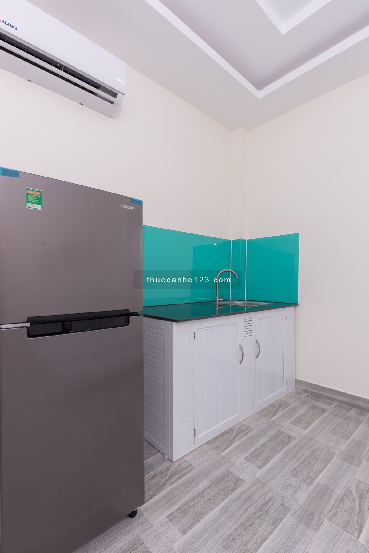 Cho thuê căn hộ dịch vụ cửa sổ trời full nội thất gần chợ Bà Chiểu và đại học HUTECH, Ngoại Thương