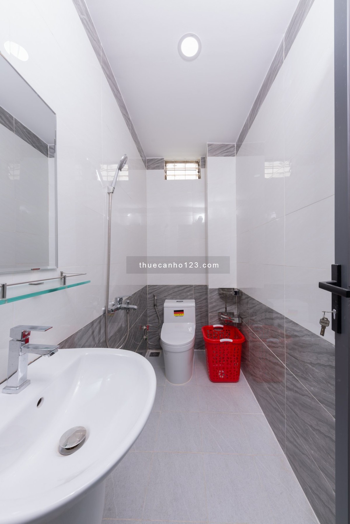 Cho thuê căn hộ dịch vụ cửa sổ trời full nội thất gần chợ Bà Chiểu và đại học HUTECH, Ngoại Thương