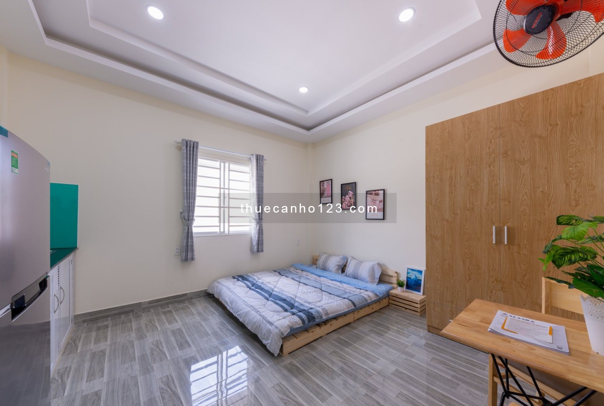 Cho thuê căn hộ dịch vụ cửa sổ trời full nội thất gần chợ Bà Chiểu và đại học HUTECH, Ngoại Thương