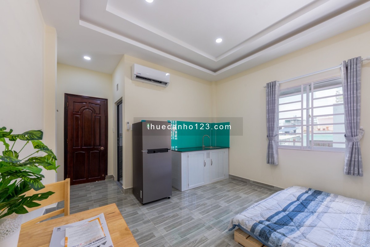 Cho thuê căn hộ dịch vụ cửa sổ trời full nội thất gần chợ Bà Chiểu và đại học HUTECH, Ngoại Thương