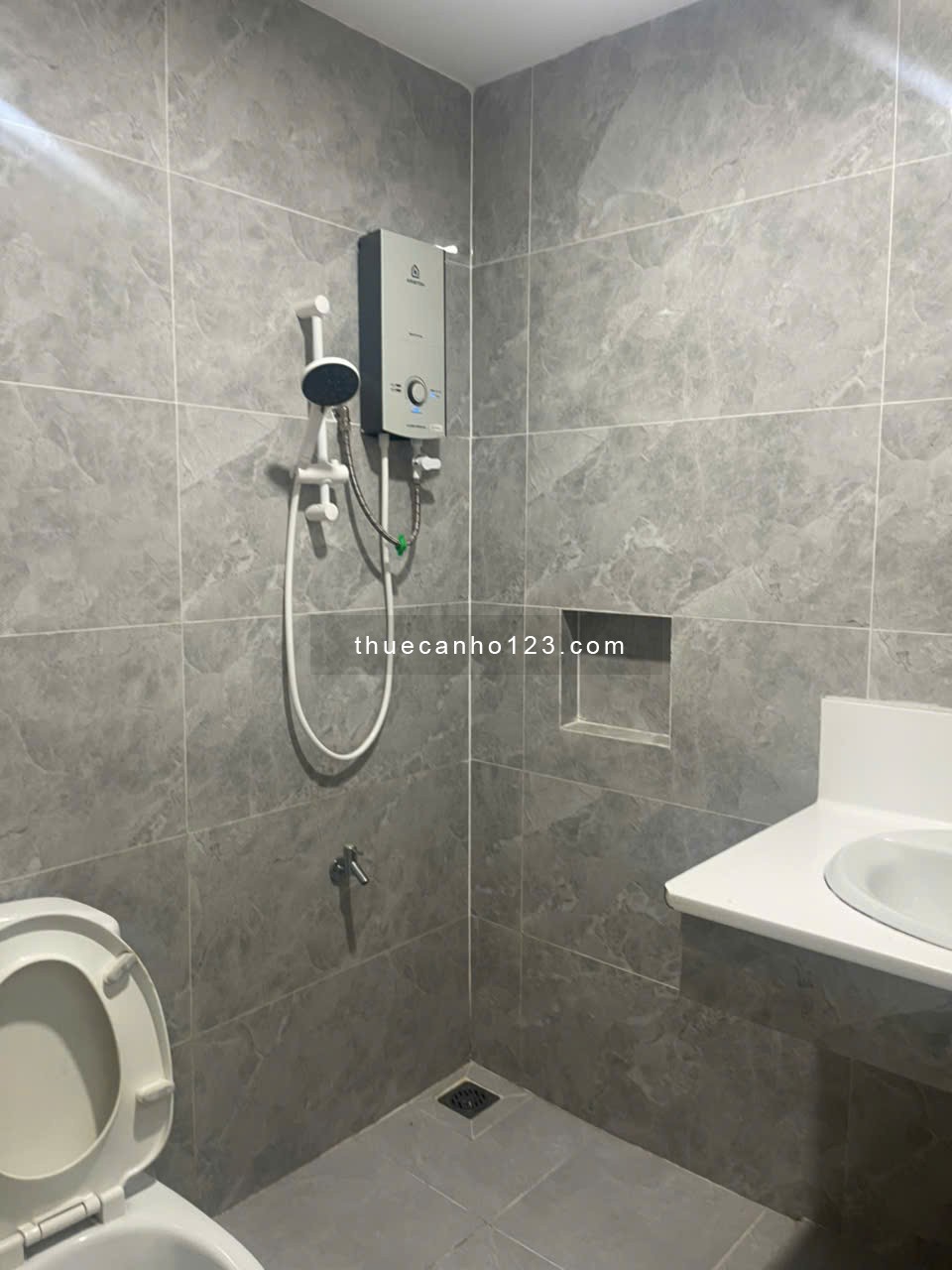 Chung cư Central Plaza, Phạm Văn Hai, Tân Bình: 69m2, 2pn, NT 15tr