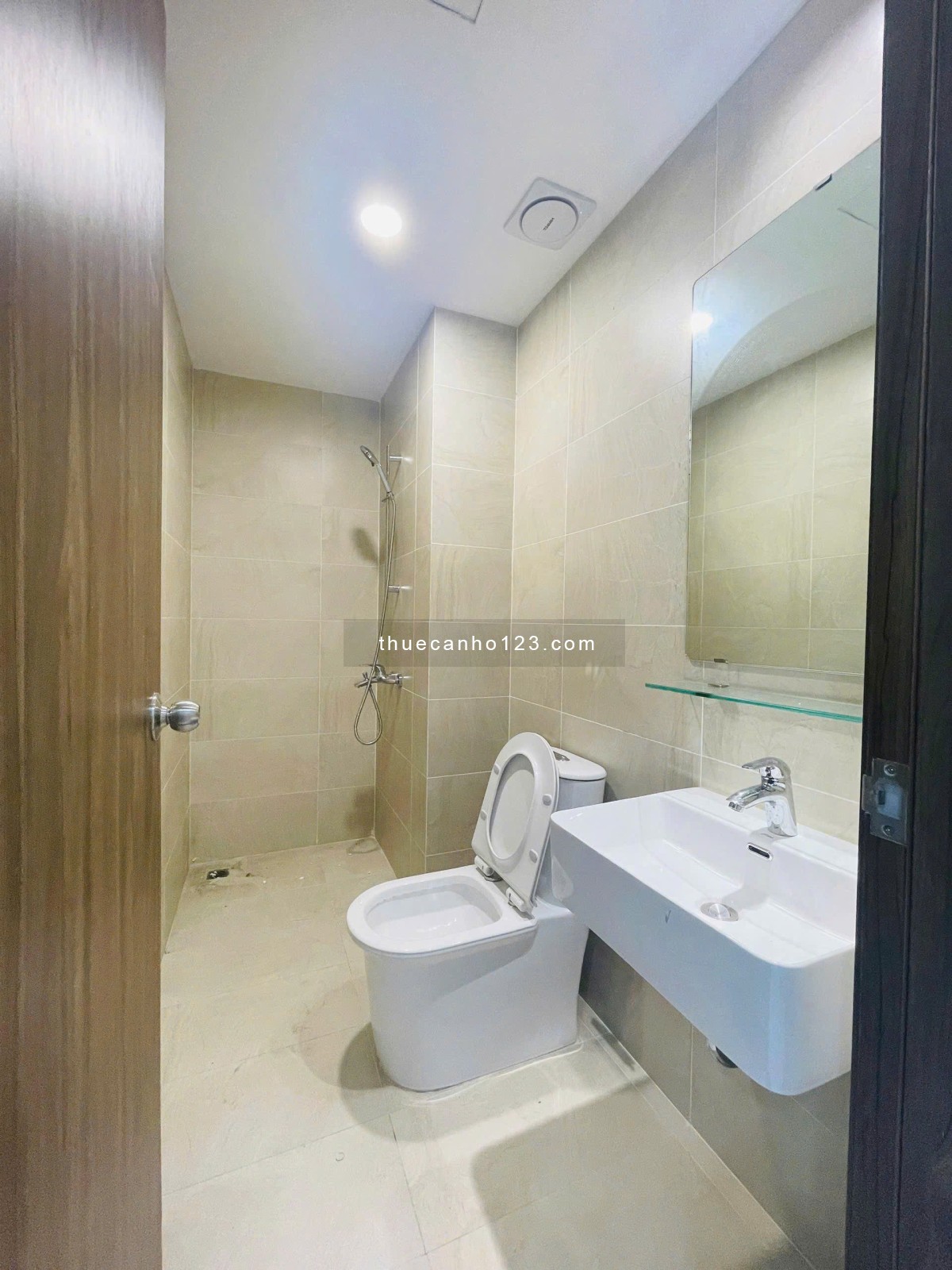 Giá Sốc! 2PN2WC Góc 73m2 đón gió sẵn nội thất rèm, 2 máy lạnh giá 6tr/tháng tại Opal Skyline