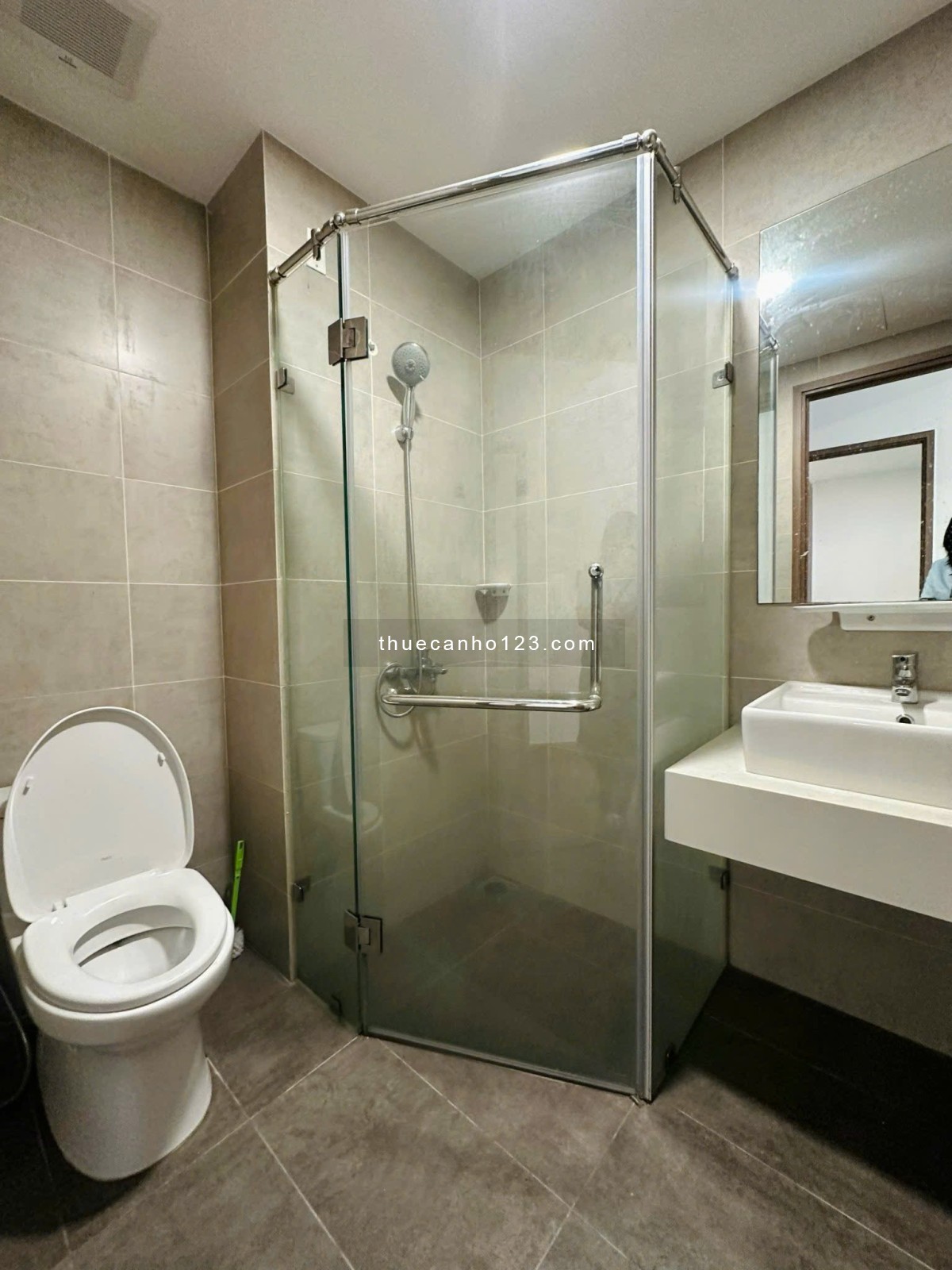 Cho thuê 2Pn 75M2 Akari city bình tân chỉ 8tr nhà trống 77 võ văn kiệt