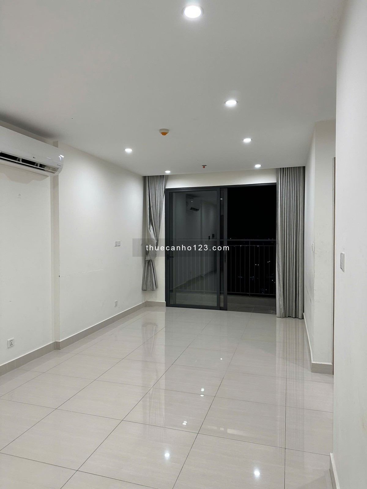 Căn hộ 2PN cho thuê giá siêu rẻ tại Vinhomes Grand Park Q9