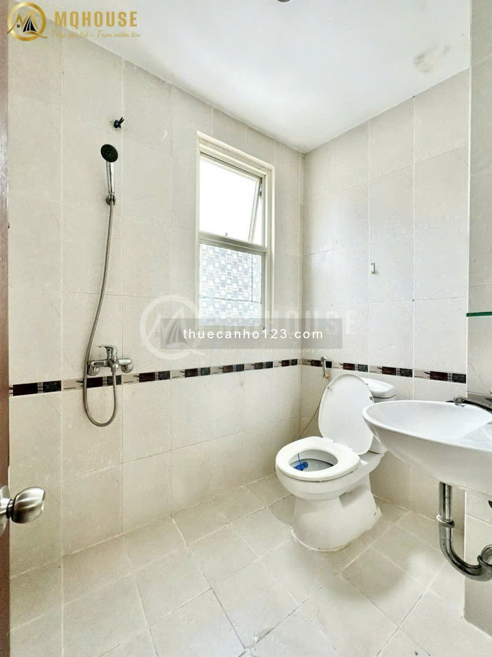 Căn Hộ 2 Phòng Ngủ, 2 WC Balcony Rộng 76m2. Full Nội Thất, Thang Máy, Bảo Vệ. Ngay Landmark 81.