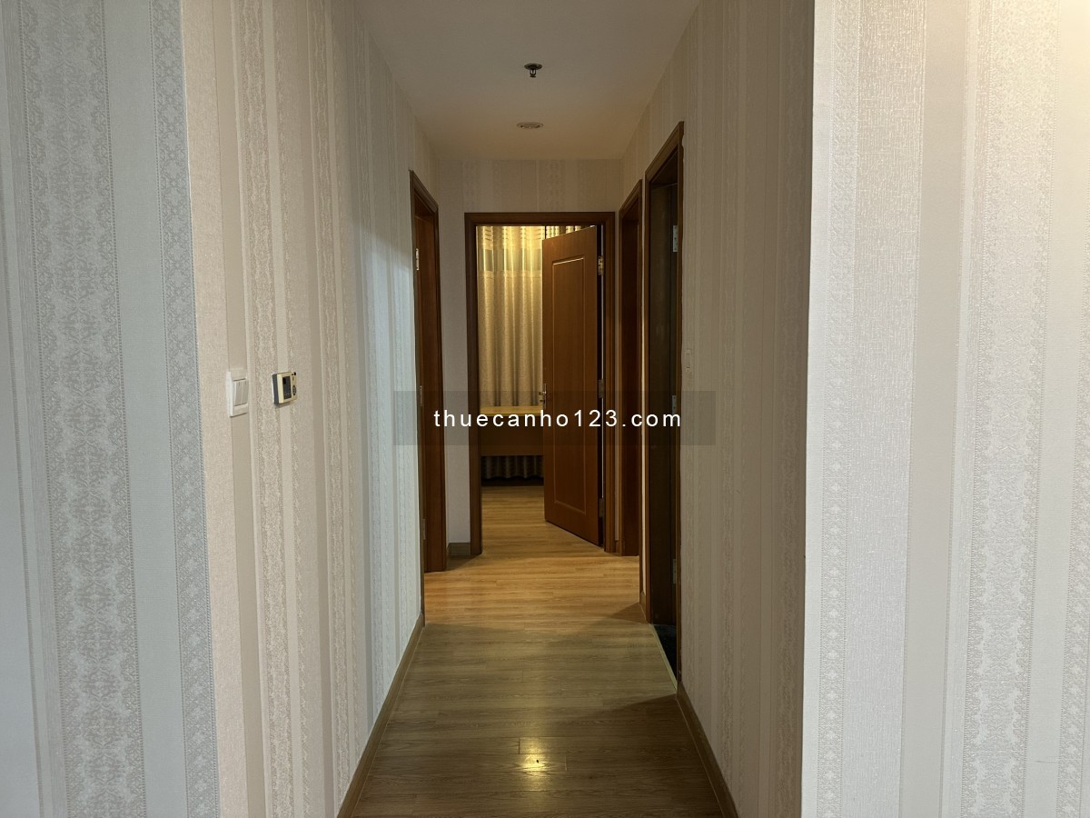 Cho thuê căn góc tầng trung Royal City 3 phòng ngủ full ánh sáng tự nhiên