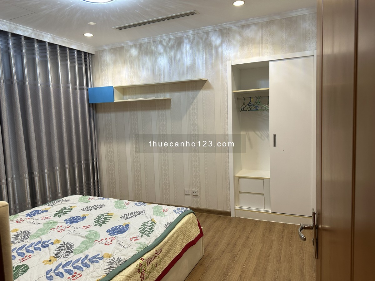 Cho thuê căn góc tầng trung Royal City 3 phòng ngủ full ánh sáng tự nhiên