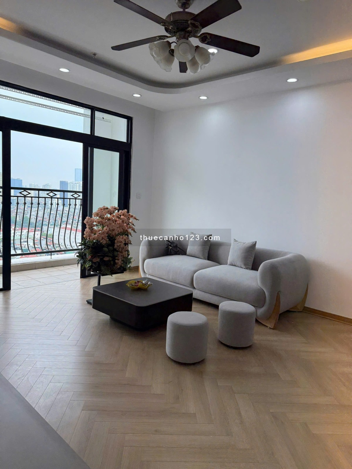 Cho thuê căn 2 ngủ giá 17T, 3N giá 19 tr Royal city giá rẻ nhất thị trường, LH: 0912 396 400