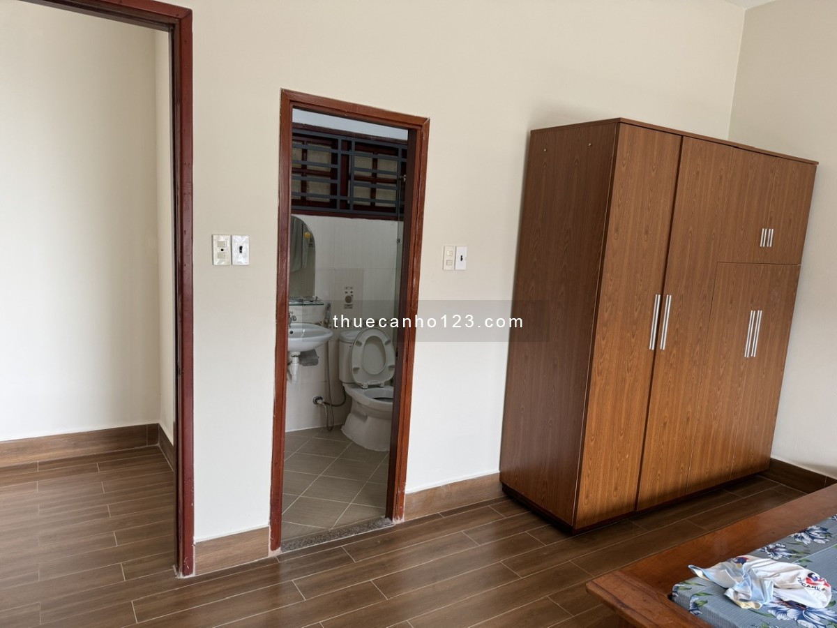 Cho thuê căn hộ 107 m2, chung cư B2 số 590 Cách Mạng Tháng Tám, quận 3