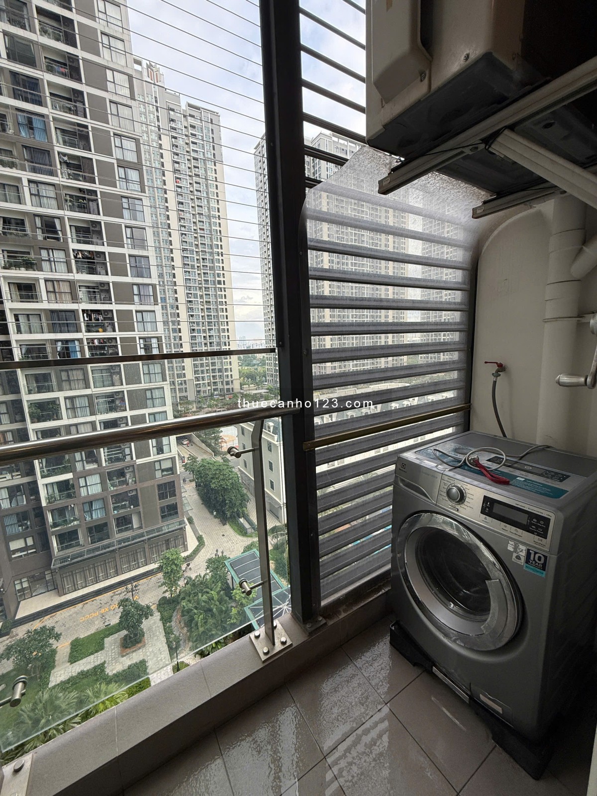 Cho thuê căn GÓC 2PN2WC full đồ như hình tầng đẹp view nội khu và bể bơi giá thuê 13tr vào ở ngay