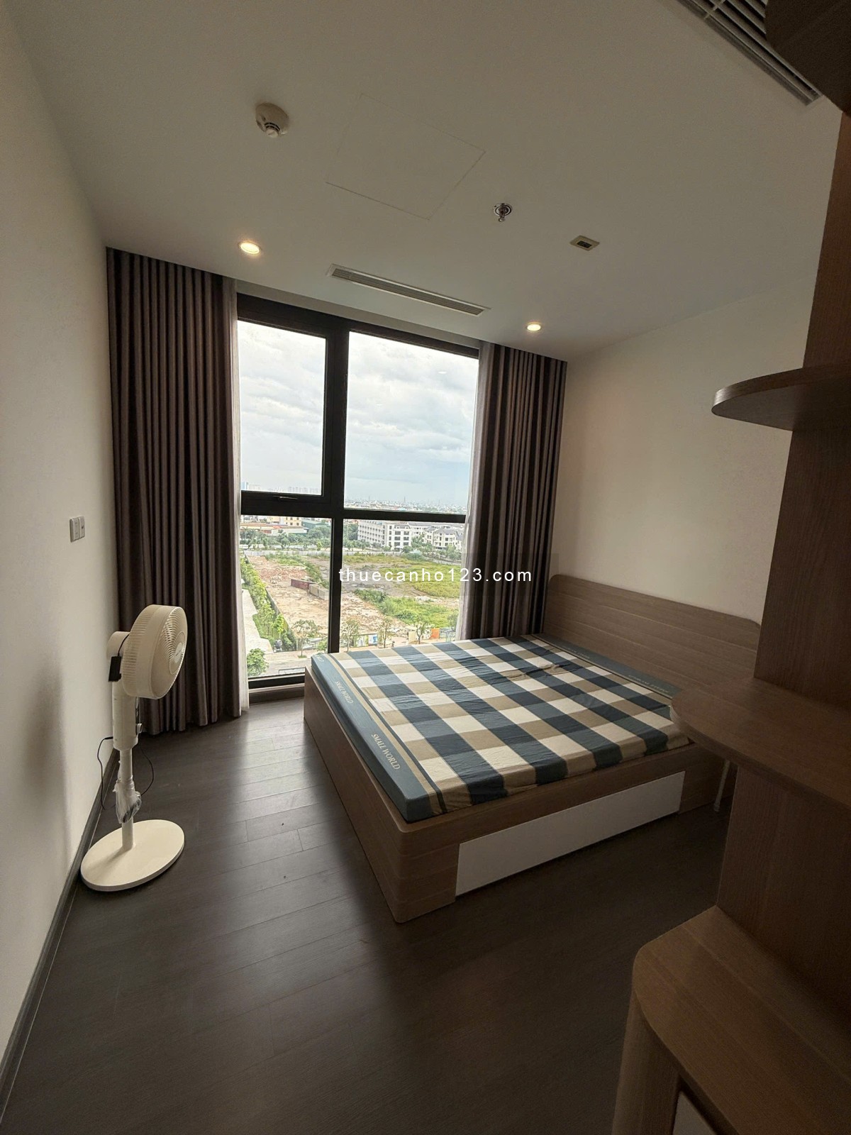 Cho thuê căn GÓC 2PN2WC full đồ như hình tầng đẹp view nội khu và bể bơi giá thuê 13tr vào ở ngay