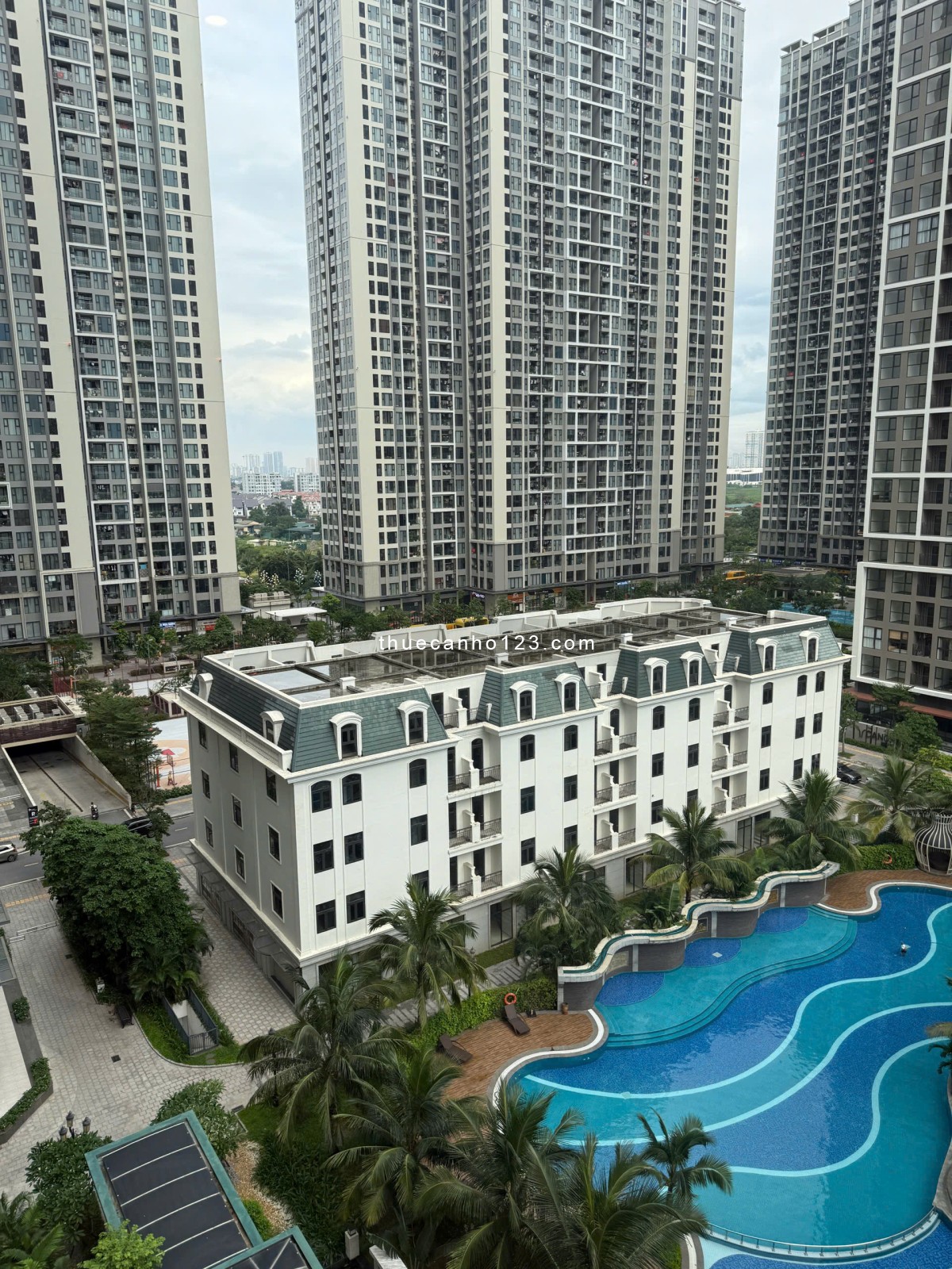 Cho thuê căn GÓC 2PN2WC full đồ như hình tầng đẹp view nội khu và bể bơi giá thuê 13tr vào ở ngay