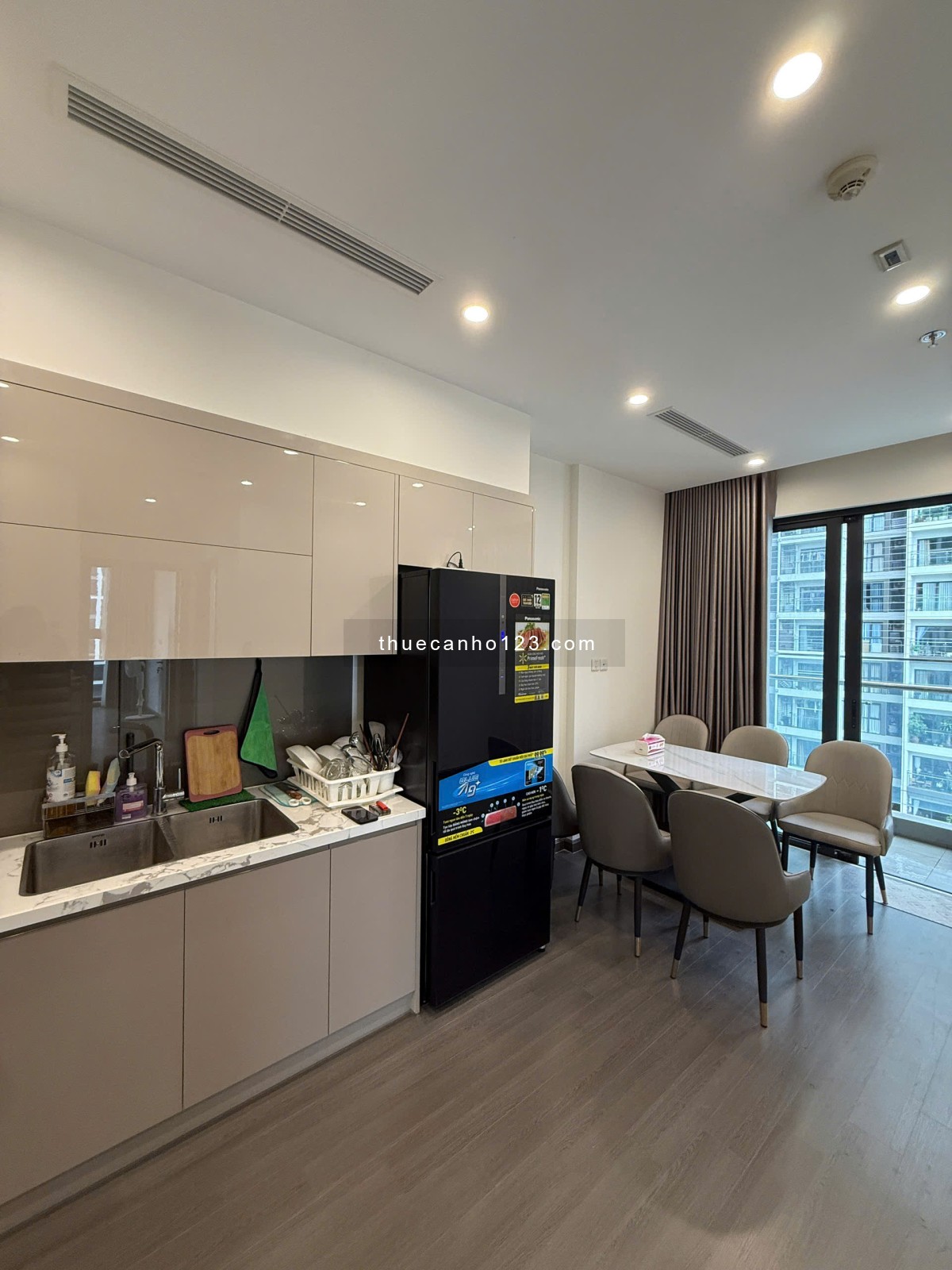 Cho thuê căn GÓC 2PN2WC full đồ như hình tầng đẹp view nội khu và bể bơi giá thuê 13tr vào ở ngay