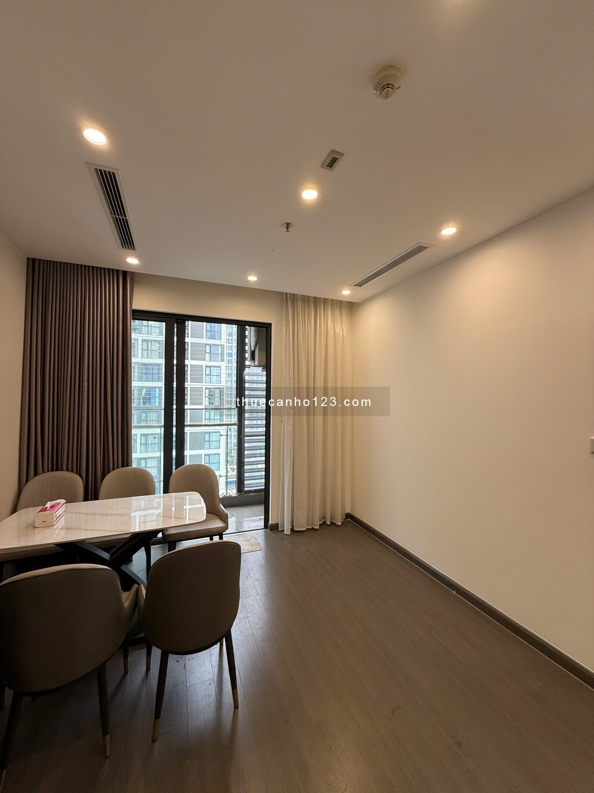 Cho thuê căn GÓC 2PN2WC full đồ như hình tầng đẹp view nội khu và bể bơi giá thuê 13tr vào ở ngay