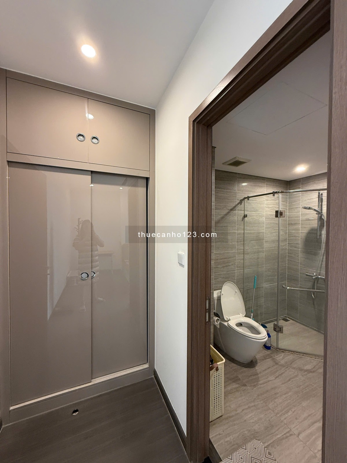 Cho thuê căn GÓC 2PN2WC full đồ như hình tầng đẹp view nội khu và bể bơi giá thuê 13tr vào ở ngay