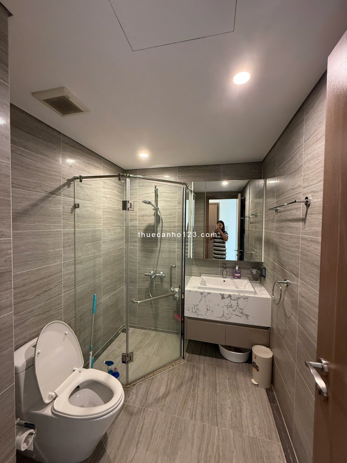 Cho thuê căn GÓC 2PN2WC full đồ như hình tầng đẹp view nội khu và bể bơi giá thuê 13tr vào ở ngay