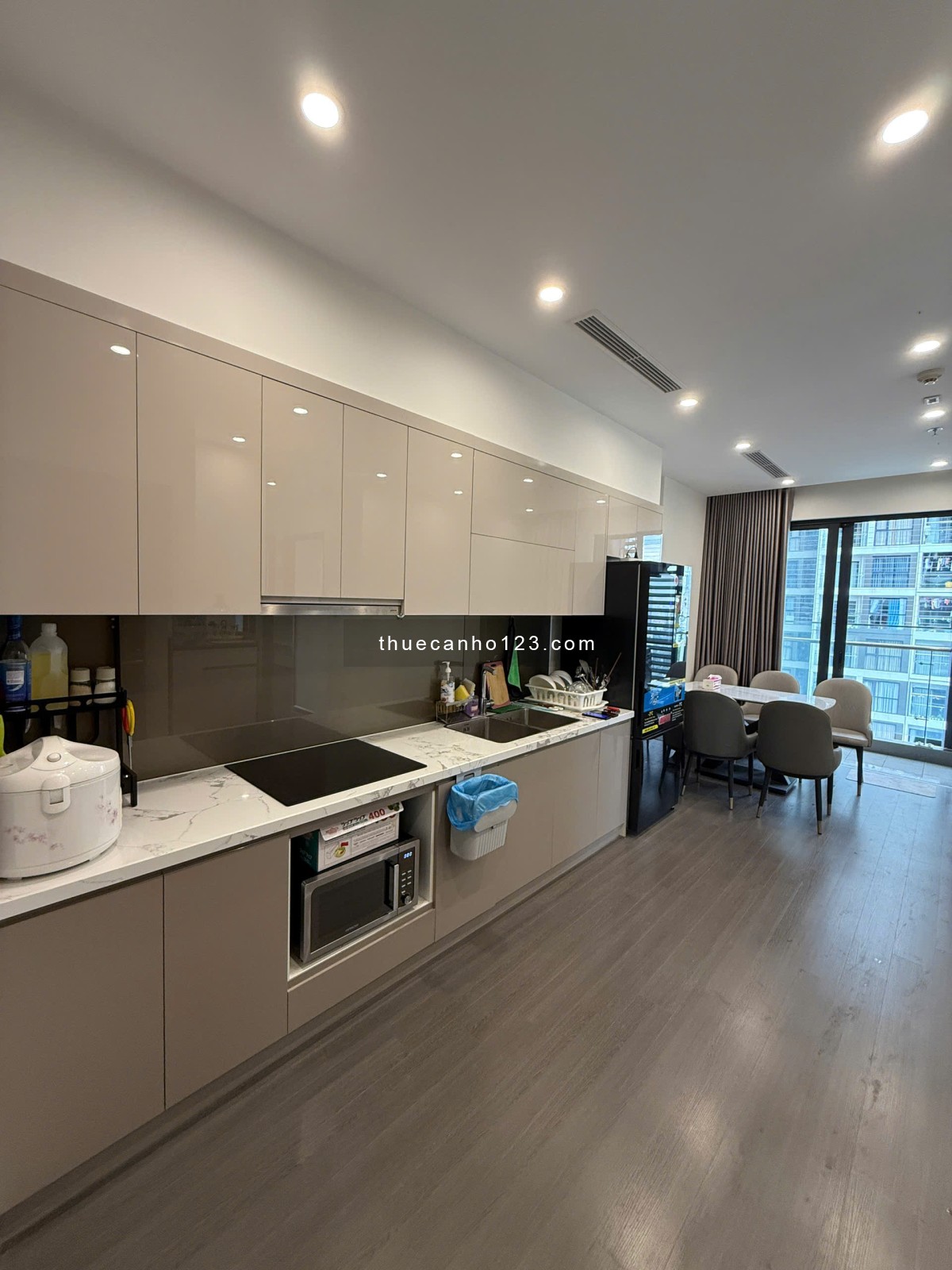 Cho thuê căn GÓC 2PN2WC full đồ như hình tầng đẹp view nội khu và bể bơi giá thuê 13tr vào ở ngay