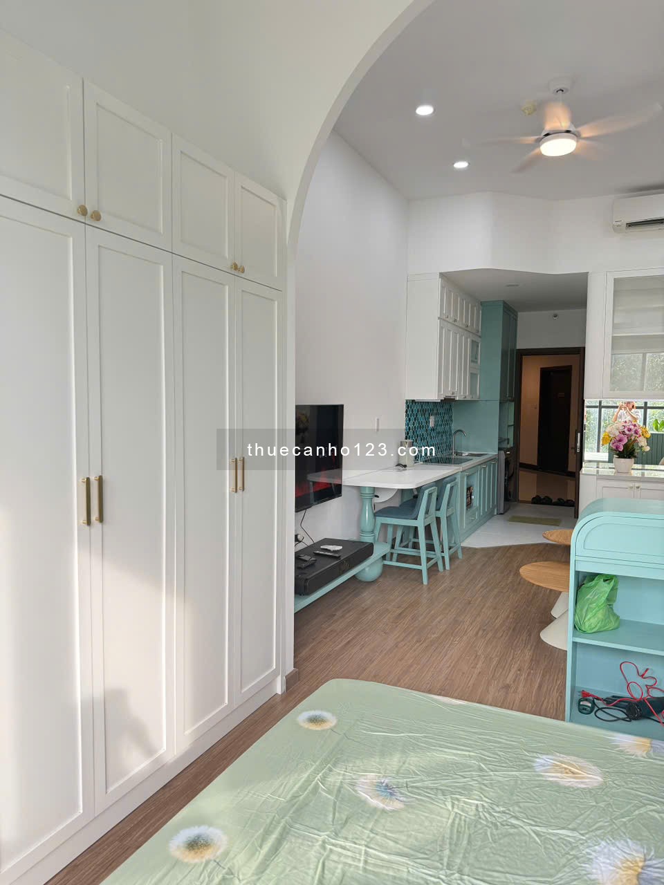 Trống sẵn – Cho thuê studio full nội thất mới 100% tại The Sun Avenue