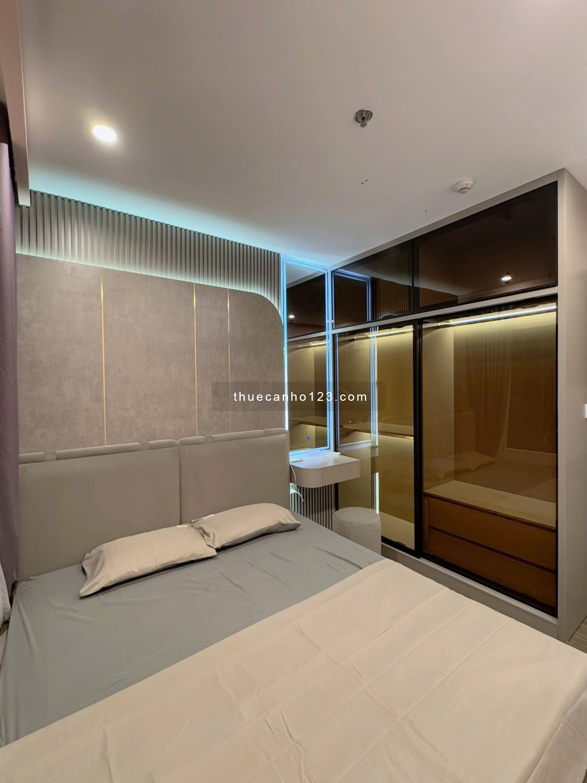 Chính chủ em có căn hộ 2n+ full đồ đẹp bên tòa S106 dự án Vinhomes SmartCity, vào luôn, giá rẻ