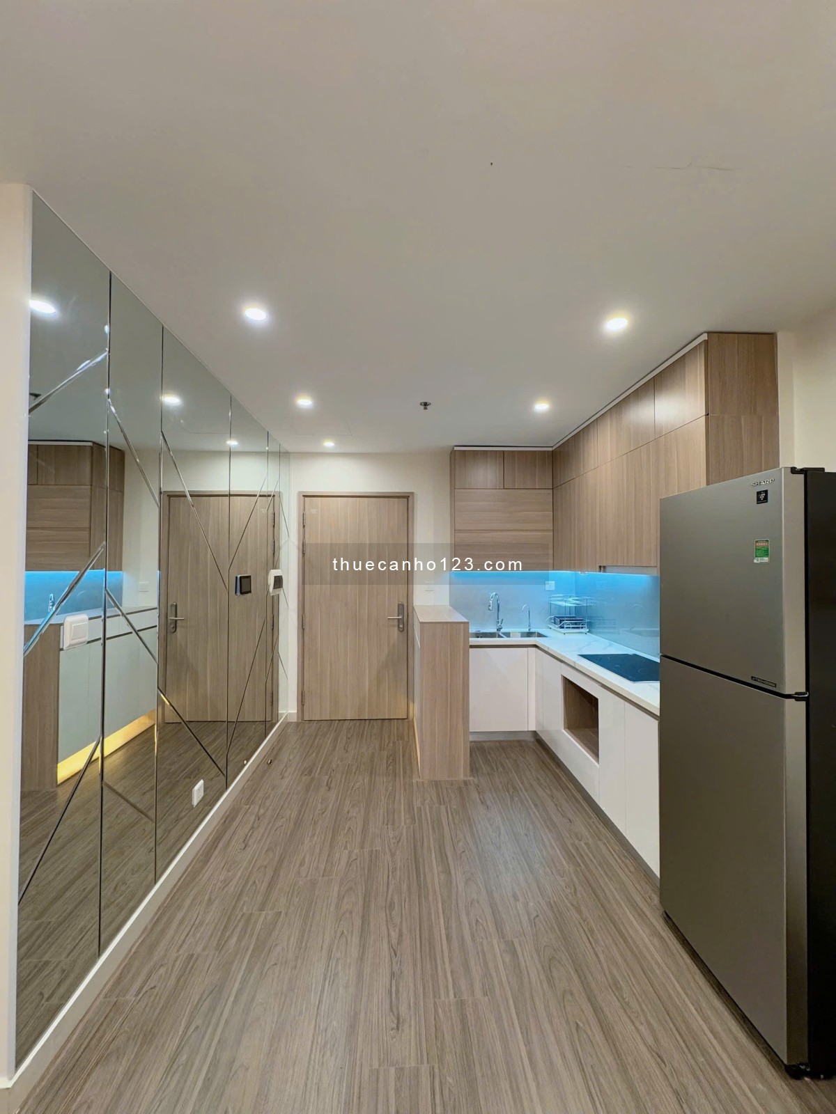 Chính chủ em có căn hộ 2n+ full đồ đẹp bên tòa S106 dự án Vinhomes SmartCity, vào luôn, giá rẻ