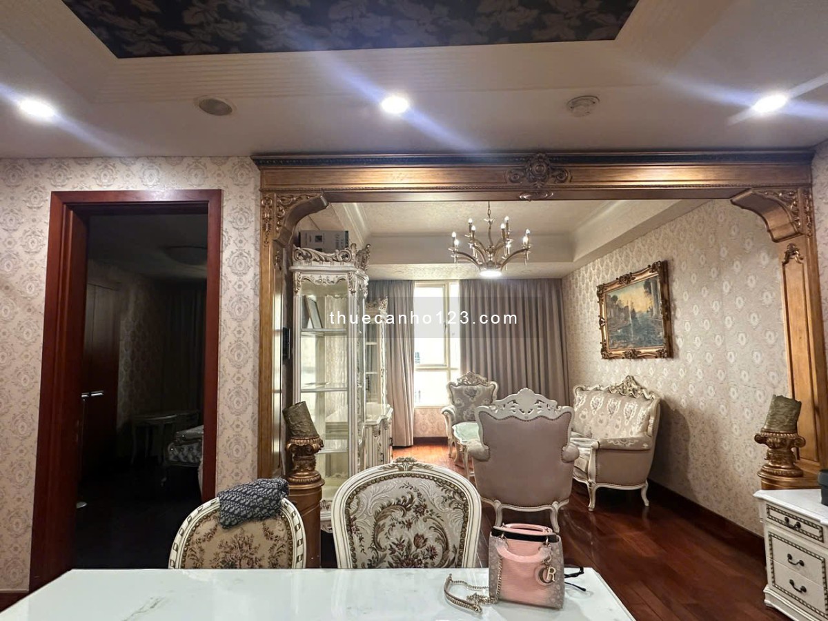 Cho thuê căn hộ 3 phòng ngủ, lầu cao view Landmark 81, nội thất cao cấp giá 23 triệu/tháng