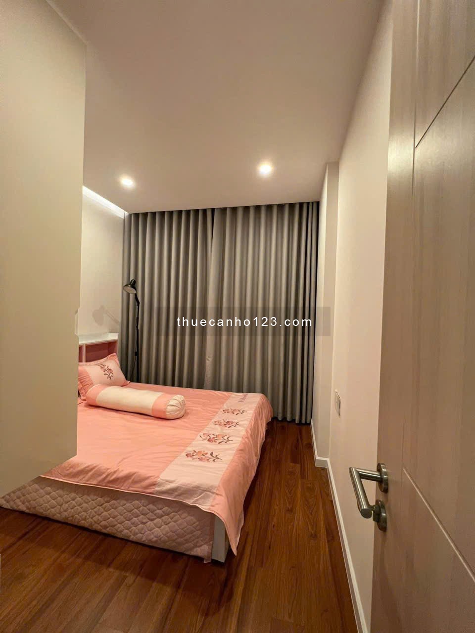 Chung cư CC Sky Center, Phổ Quang, TB: 2p ngủ, 77m2, full nội thất 17tr/th