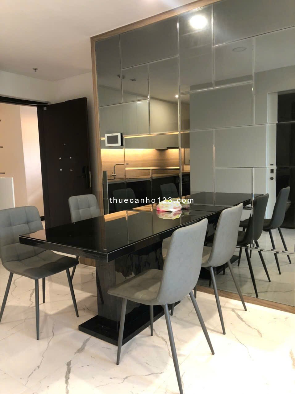 Căn hộ 1 phòng ngủ, có sân vườn, bước thẳng ra hồ bơi, cực kì thoáng mát. Vô ở liền!
