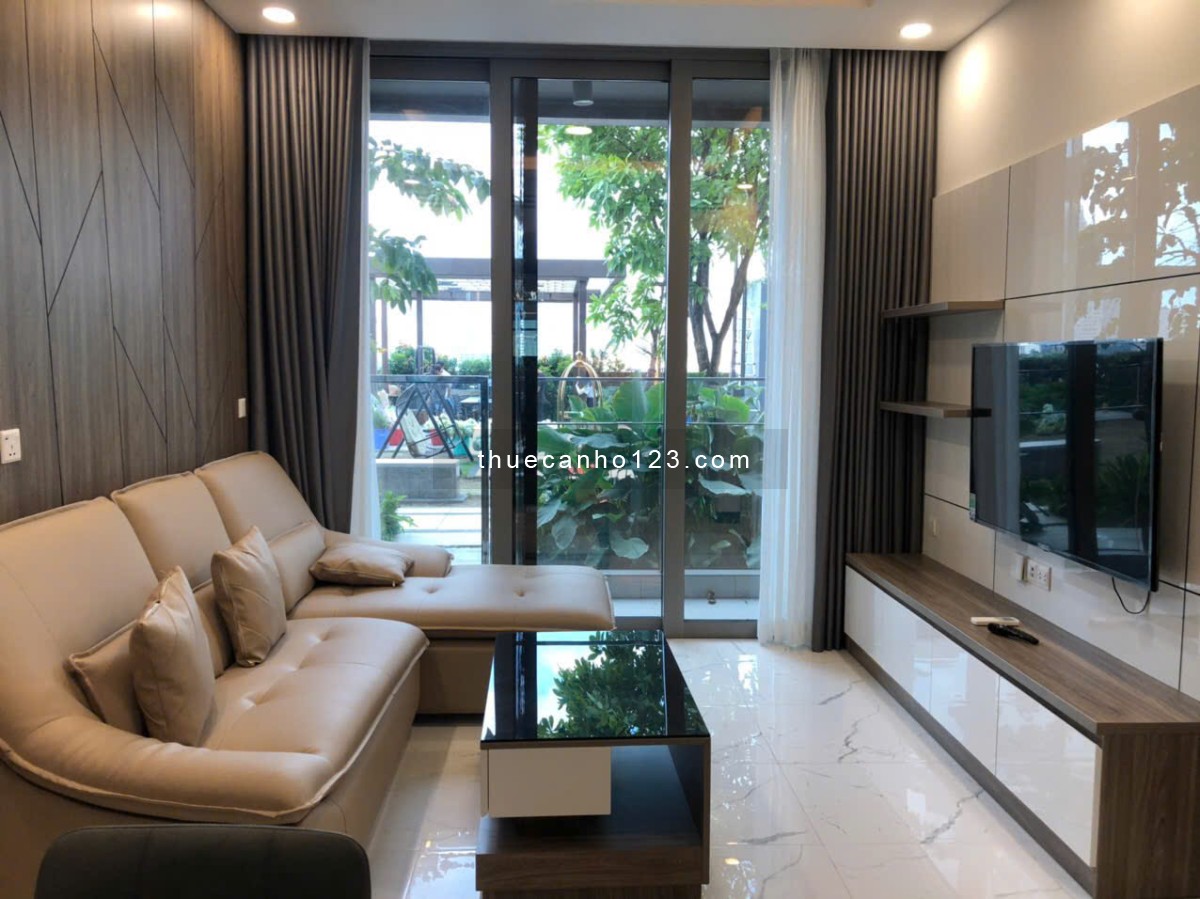 Căn hộ 1 phòng ngủ, có sân vườn, bước thẳng ra hồ bơi, cực kì thoáng mát. Vô ở liền!