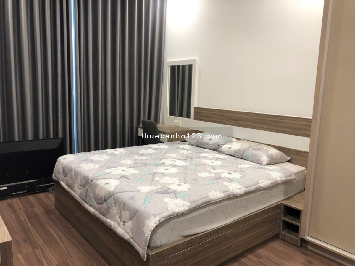Căn hộ 1 phòng ngủ, có sân vườn, bước thẳng ra hồ bơi, cực kì thoáng mát. Vô ở liền!